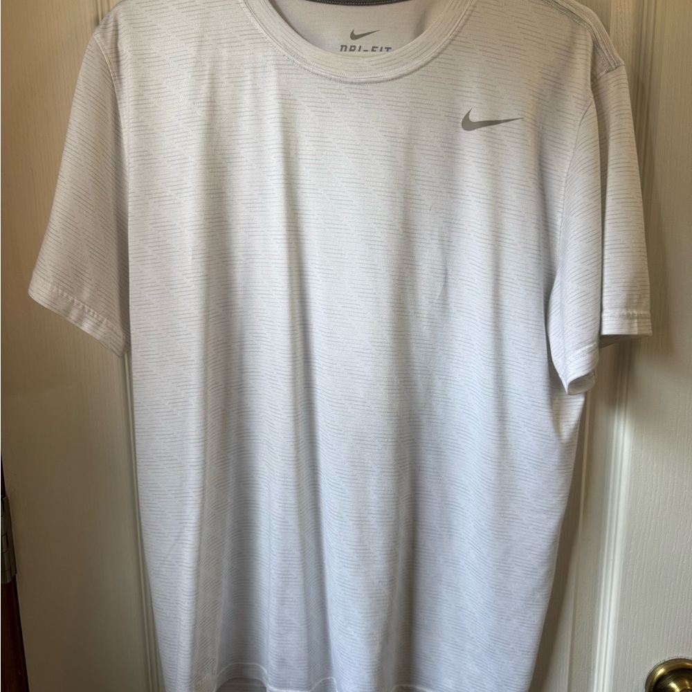 Nike Men's Light Gray Short Sleeve Tee